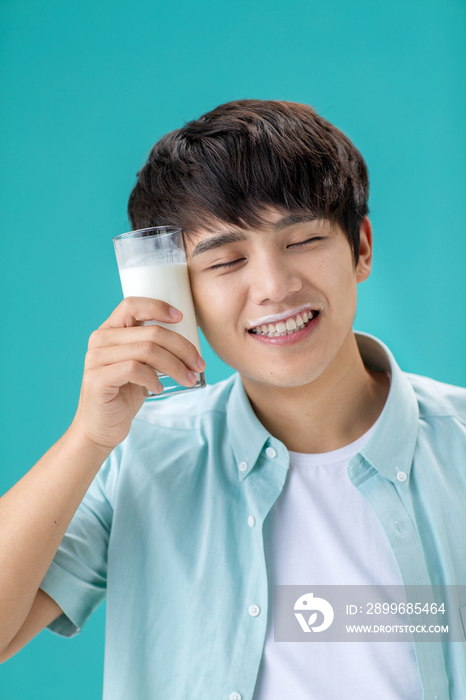 年轻男人喝牛奶