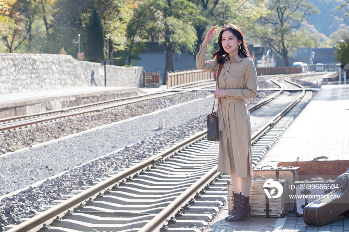 青年女人站在铁轨旁