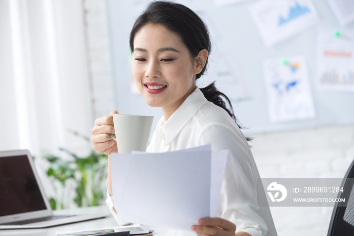 青年商务女人在办公