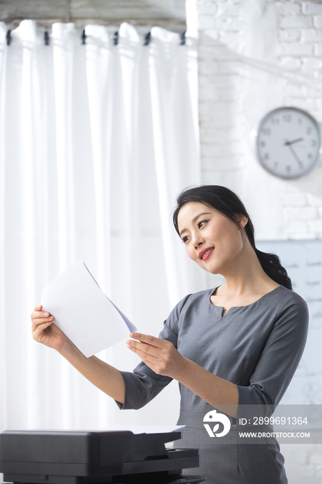 青年商务女人在办公