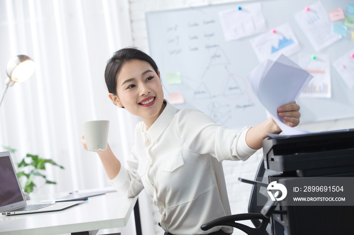 青年商务女人在办公