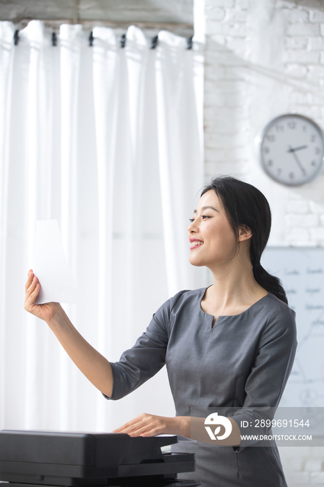 青年商务女人在办公