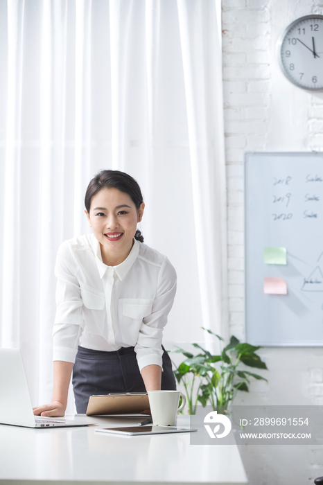 青年商务女人使用笔记本电脑办公