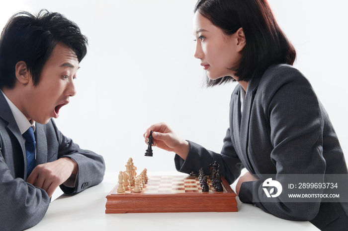 青年商务男女下象棋