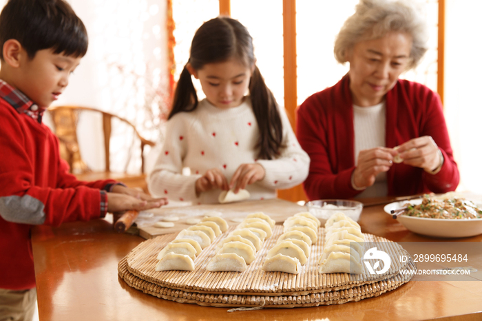 幸福家庭过年包饺子