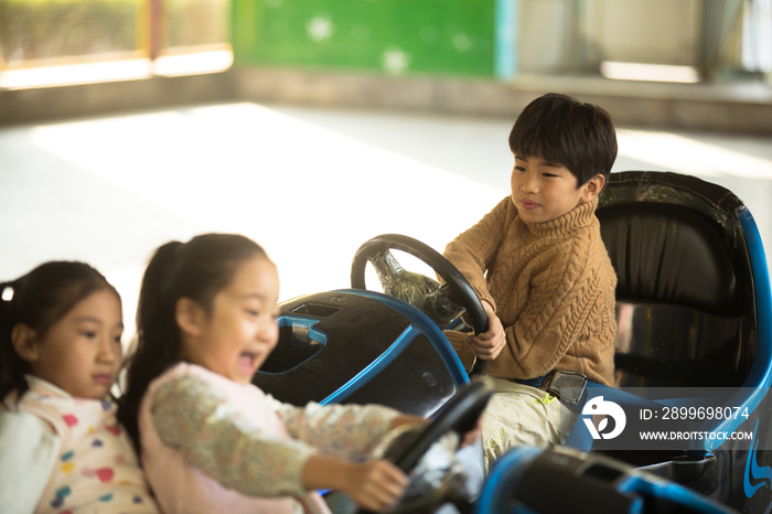 小学生在游乐场玩耍