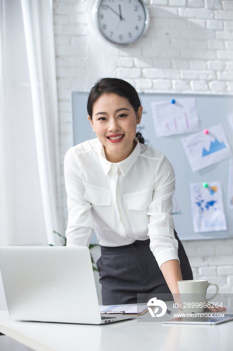 青年商务女人使用笔记本电脑办公