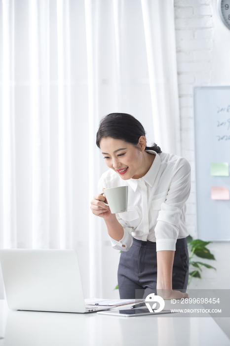 青年商务女人使用笔记本电脑办公