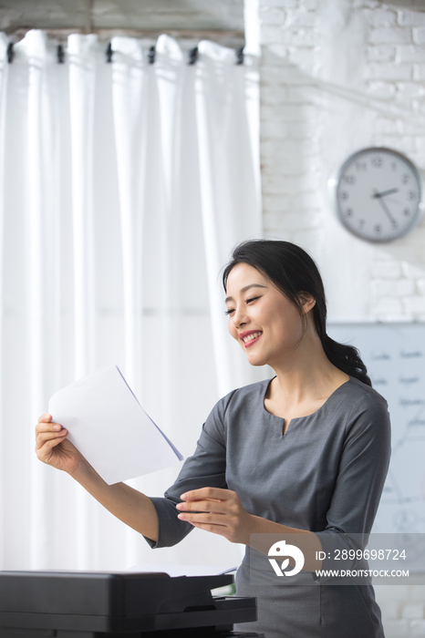 青年商务女人在办公