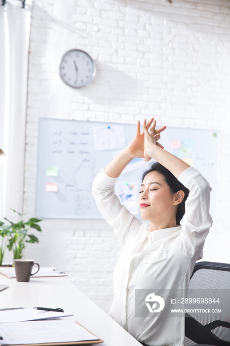 青年商务女人在办公