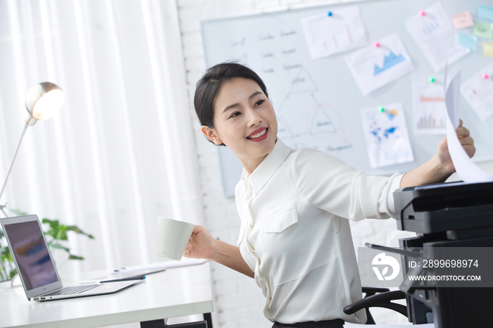 青年商务女人在办公