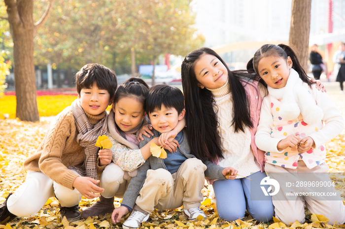 可爱的男孩女孩在户外玩耍