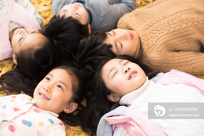 可爱的男孩女孩躺在地上