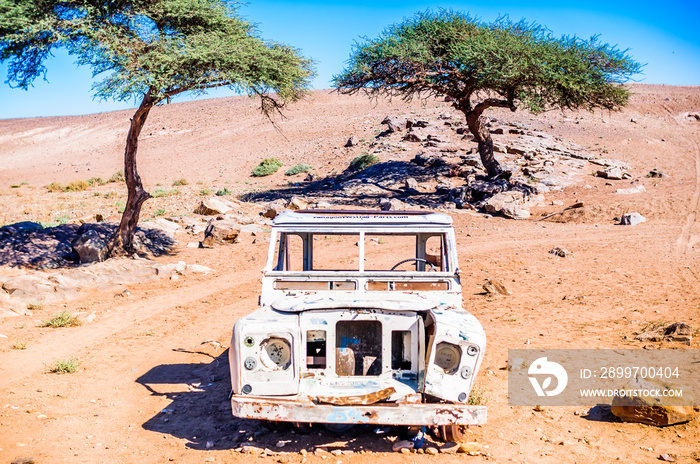 摩洛哥姆哈米德附近撒哈拉沙漠中的一辆被遗弃的汽车