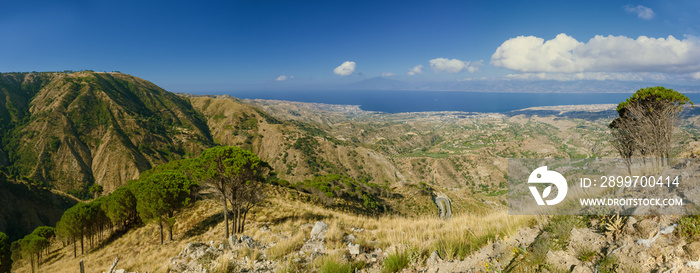 从卡拉布里亚的Aspromonte俯瞰墨西拿海峡和埃特纳海峡的全景