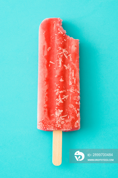 草莓冰棍。蓝色背景