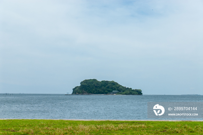 うみかぜ公園から東京湾の海越しに見える猿島　神奈川県横須賀市三浦半島