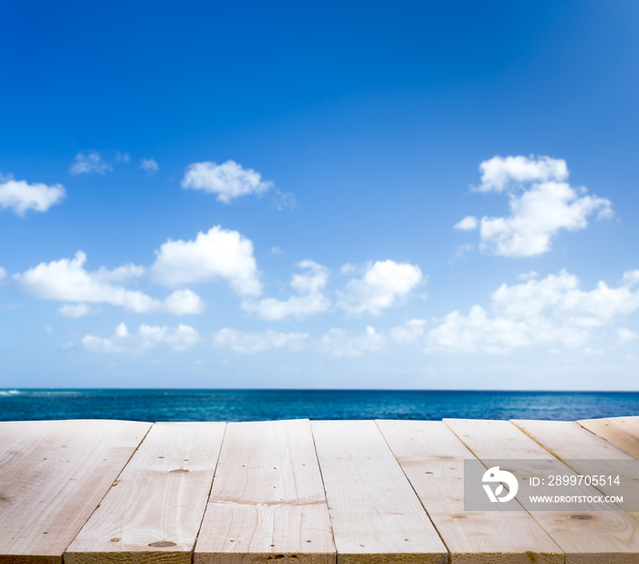 模糊海景和蓝天背景的木桌
