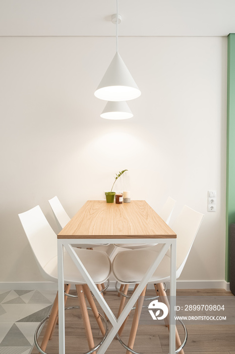 带白色灯光的现代餐桌。