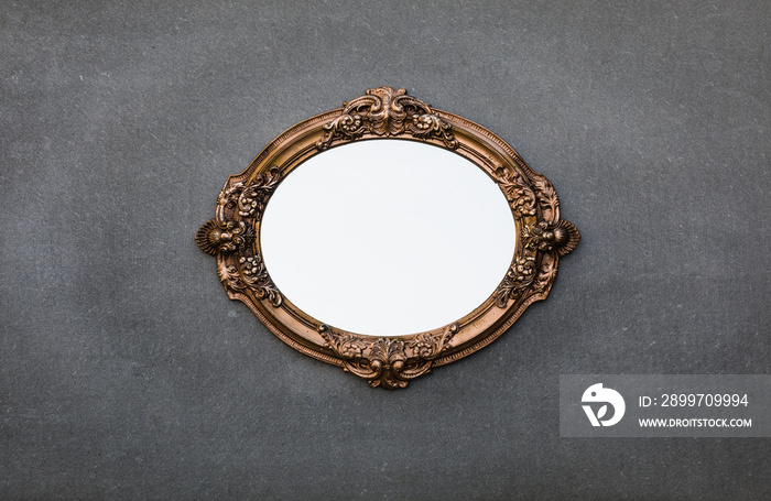 灰色背景上的维多利亚时代旧镜子