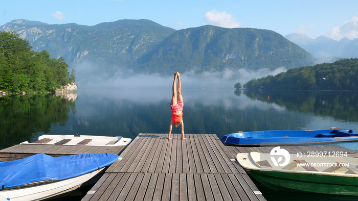 jeune femme en équilibre sur un pont, concept vacances, voyage, liberté