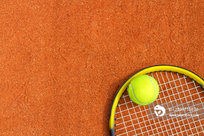 带网球拍和球的运动背景。