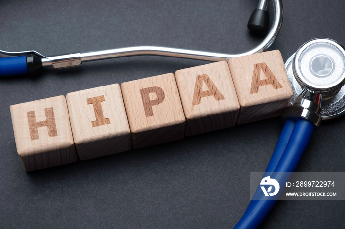 木块与听诊器构成HIPAA（健康保险便携性和责任法案）一词