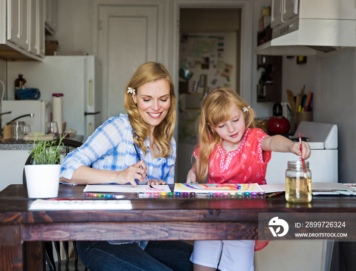 Mom painting with her daughter (6-7)