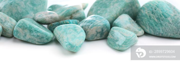 白色背景下隔离的一堆amazonites