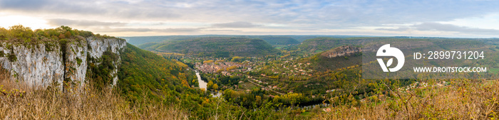 Panorama de la vallée de lAveyron à Saint-Antonin-Noble-Val, Occitanie, France