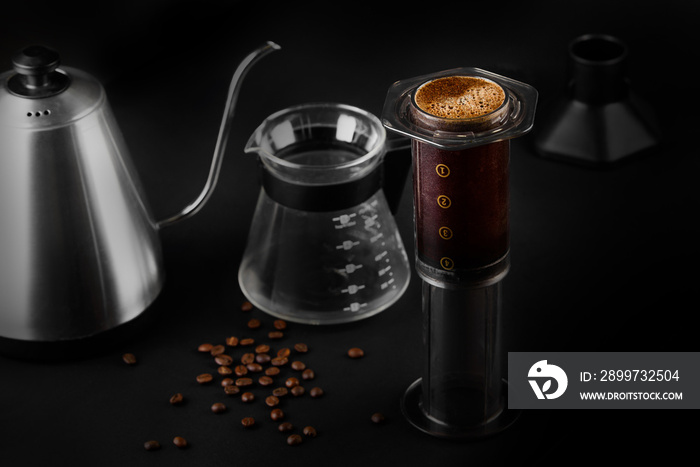 AeroPress黑色背景。AeroPress是一种冲泡咖啡的设备。咖啡冲泡