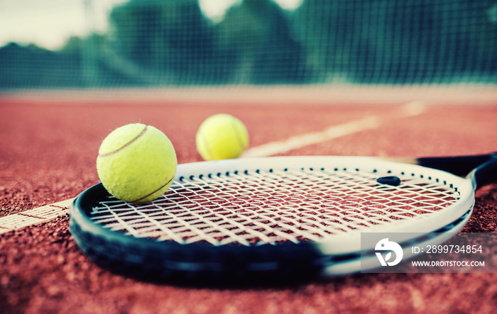 网球场上带球拍的网球。运动，娱乐概念
