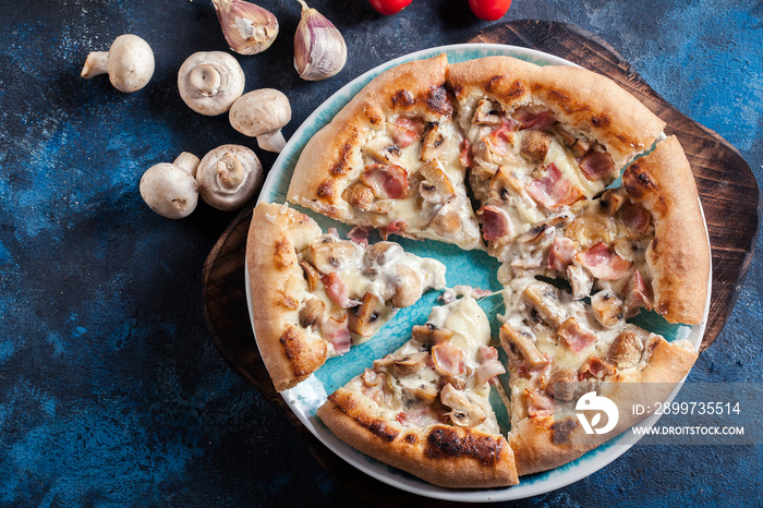 Pizza Bianca with bacon and mushrooms