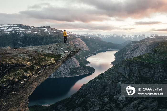 Trolltunga岩石的壮丽景色-挪威最壮观、最著名的悬崖。图片q