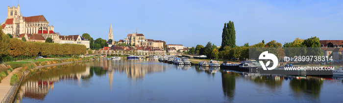 Auxerre, bords de lYonne, cathédrale Saint-Étienne, abbaye Saint-germain,   Bourgogne-Franche-Comté