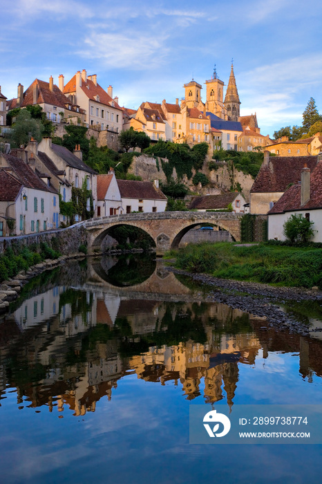 Semur-en-Auxois, village de la Côte-dOr,  Bourgogne-Franche-Comté.