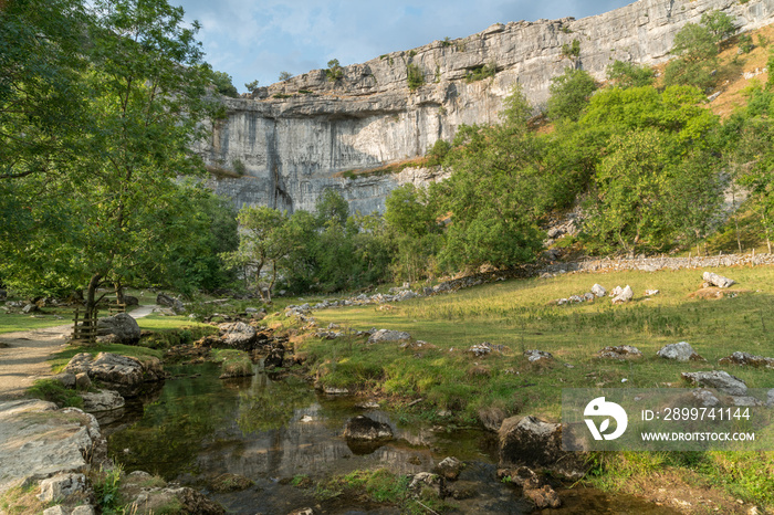 约克郡山谷国家公园Malham Cove周围的乡村景观