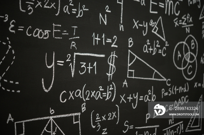刻有物理、数学和电学科学公式和计算的黑板