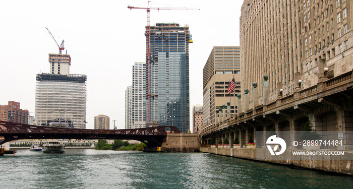 伊利诺伊州芝加哥市芝加哥河上建筑的彩色单反图像