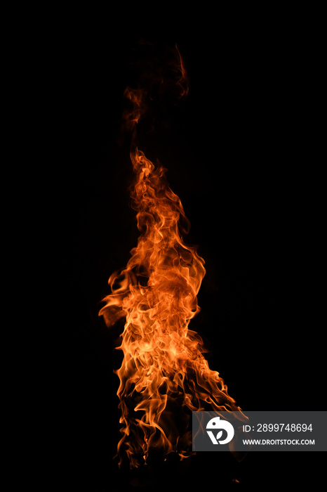 火焰在黑色背景下燃烧。火焰燃烧火焰孤立，抽象纹理。火焰爆炸