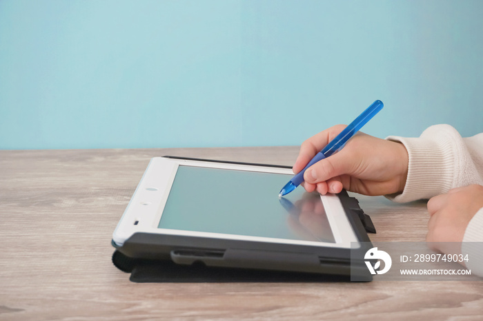 One child learning using a tablet terminal. タブレット端末で学習する子供