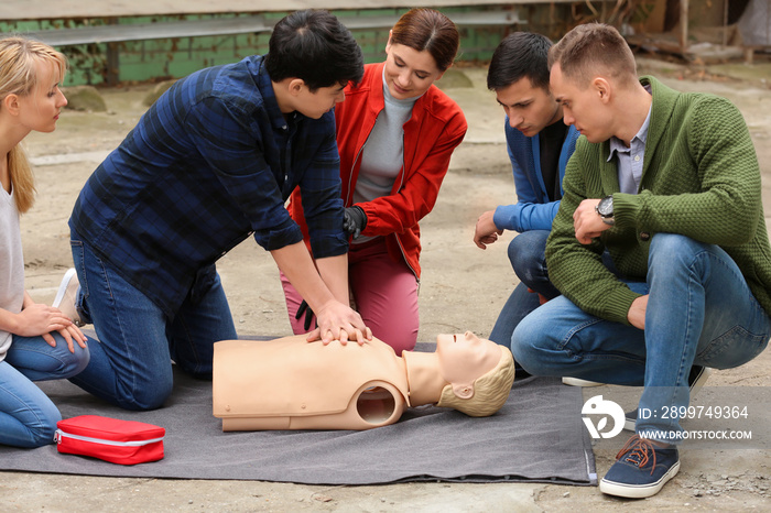 人们在急救培训课程中学习进行心肺复苏术
