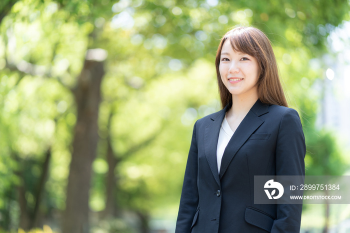 公園でリラックスする女性