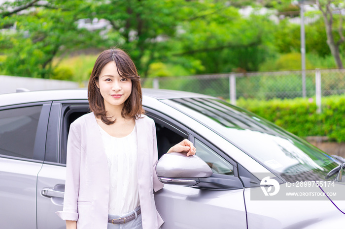 マイカーを購入した若い女性