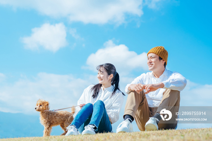 愛犬と遊ぶ男女