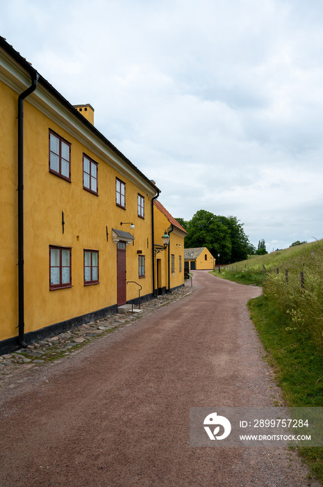 瑞典南部Landskrona城堡碎石路上的黄色历史建筑