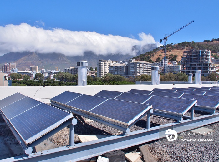 南非开普敦建筑屋顶或露台上的太阳能电池板或太阳能电池。可以节省开支