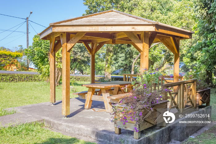 kiosque public de picnic en bordure de route, Bois Blanc, île de la Réunion