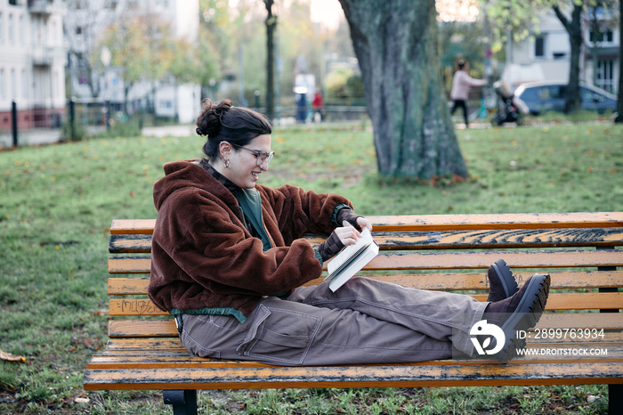 在公园里看书的女人