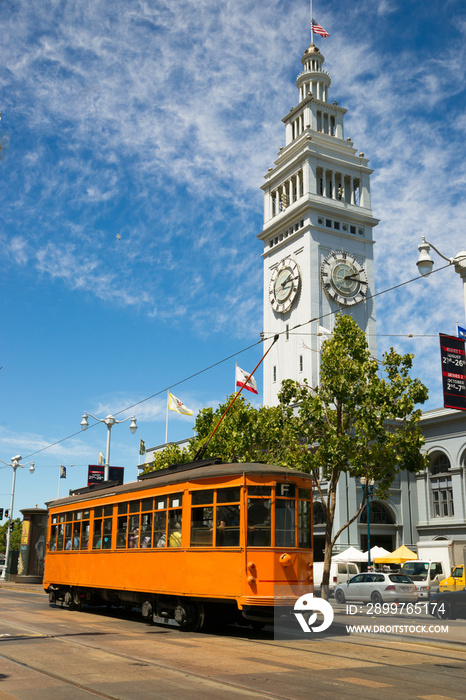 加州旧金山Embarcadero市中心橙色电车